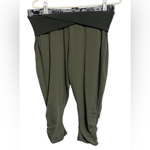 Lululemon Green Capris With Pockets - Picture 1 of 7